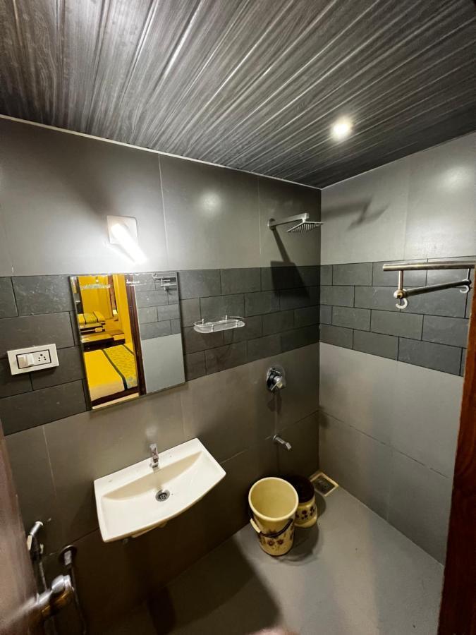 Hotel Savera Inn Morbi Kültér fotó