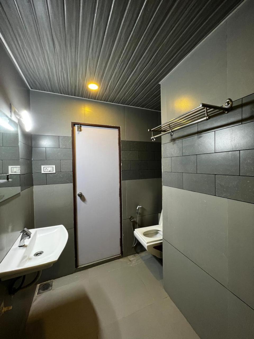 Hotel Savera Inn Morbi Kültér fotó